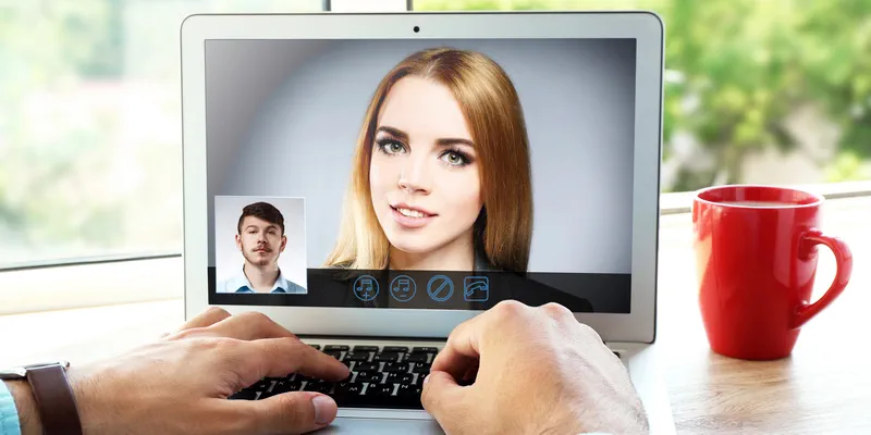 cómo funciona el videochat en citas online